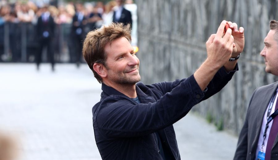 Bradley Cooper, tres veces nominado al Oscar como mejor actor, cierra la sección Perlas del Festival de San Sebastián con su opera prima como director, 'A star is born' 