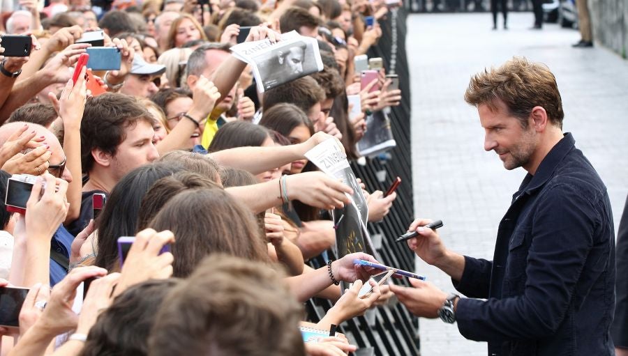 Bradley Cooper, tres veces nominado al Oscar como mejor actor, cierra la sección Perlas del Festival de San Sebastián con su opera prima como director, 'A star is born' 