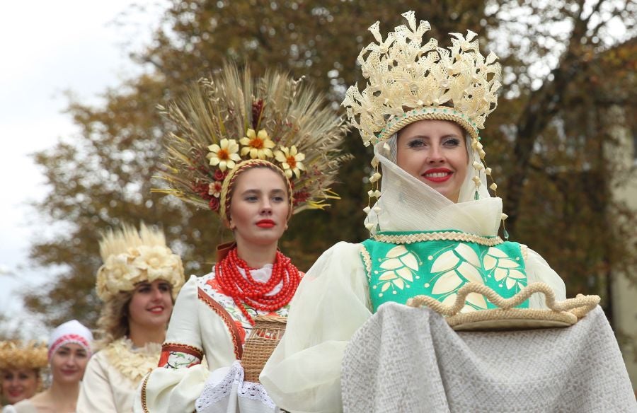 Los artistas bielorrusos cantan canciones tradicionales y bailan durante el desfile 'A path to a bread' o 'Un camino hacia el pan'. El desfile forma parte del festival regional 'Dazhynki' que marca el final de la temporada de cosecha en la ciudad de Myadzel, Bielorrusia.