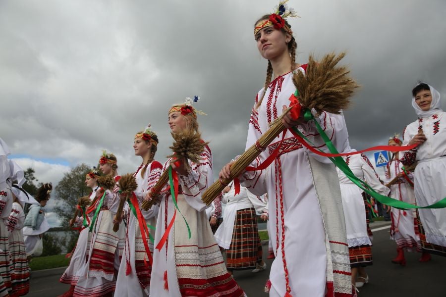 Los artistas bielorrusos cantan canciones tradicionales y bailan durante el desfile 'A path to a bread' o 'Un camino hacia el pan'. El desfile forma parte del festival regional 'Dazhynki' que marca el final de la temporada de cosecha en la ciudad de Myadzel, Bielorrusia.