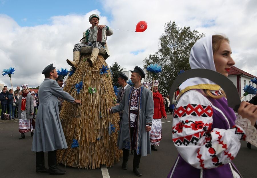 Los artistas bielorrusos cantan canciones tradicionales y bailan durante el desfile 'A path to a bread' o 'Un camino hacia el pan'. El desfile forma parte del festival regional 'Dazhynki' que marca el final de la temporada de cosecha en la ciudad de Myadzel, Bielorrusia.