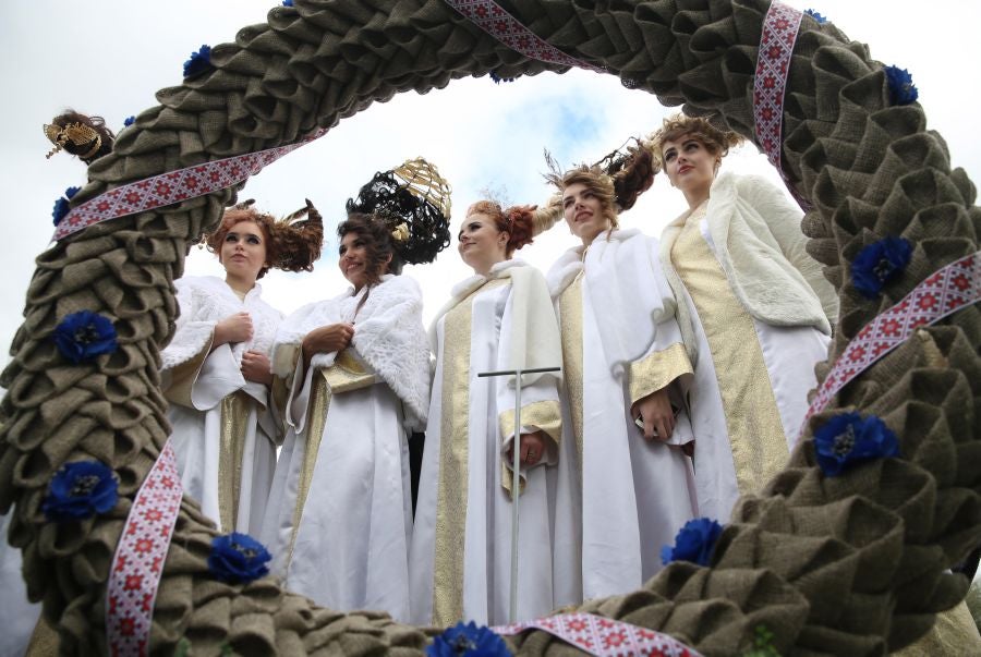 Los artistas bielorrusos cantan canciones tradicionales y bailan durante el desfile 'A path to a bread' o 'Un camino hacia el pan'. El desfile forma parte del festival regional 'Dazhynki' que marca el final de la temporada de cosecha en la ciudad de Myadzel, Bielorrusia.