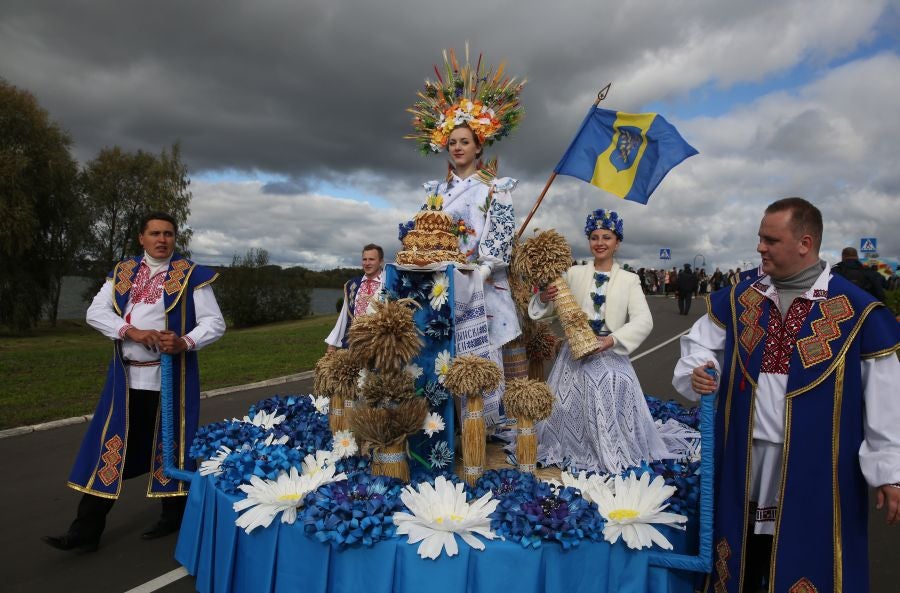 Los artistas bielorrusos cantan canciones tradicionales y bailan durante el desfile 'A path to a bread' o 'Un camino hacia el pan'. El desfile forma parte del festival regional 'Dazhynki' que marca el final de la temporada de cosecha en la ciudad de Myadzel, Bielorrusia.
