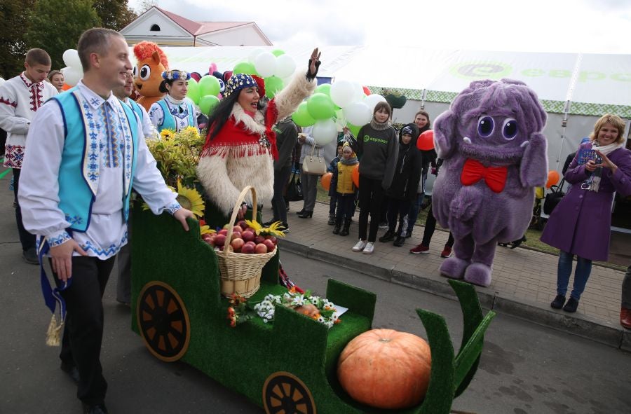 Los artistas bielorrusos cantan canciones tradicionales y bailan durante el desfile 'A path to a bread' o 'Un camino hacia el pan'. El desfile forma parte del festival regional 'Dazhynki' que marca el final de la temporada de cosecha en la ciudad de Myadzel, Bielorrusia.