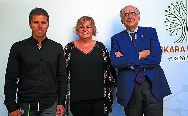 Ibon Usarralde (coordinador del centenario), la académica Miriam Urkia y el presidente Urrutia.