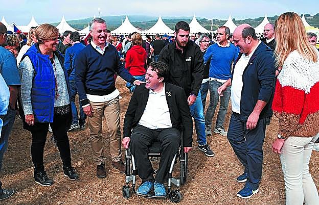 Itxaso Atutxa, Iñigo Urkullu y Andoni Ortuzar bromean con David Bonheví, presidente del PDeCAT. 