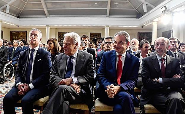 El lehendakari Iñigo Urkullu, los expresidentes Felipe González y José Luis Rodríguez Zapatero, y el ex ministro de Interior Alfredo Pérez Rubalcaba, en el acto.