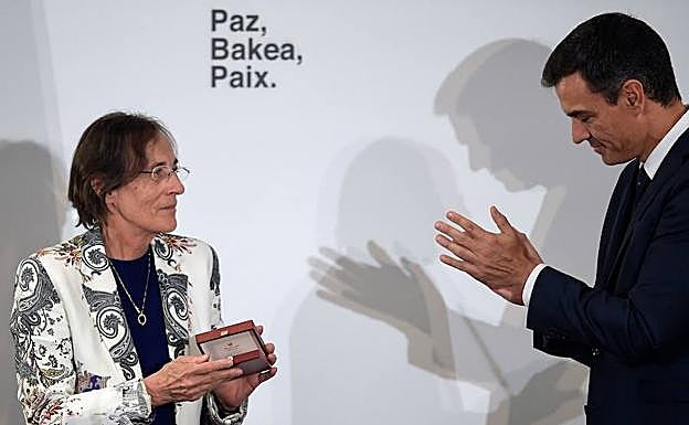 Entrega del reconocimiento a la exjueza francesa Laurence Levert 