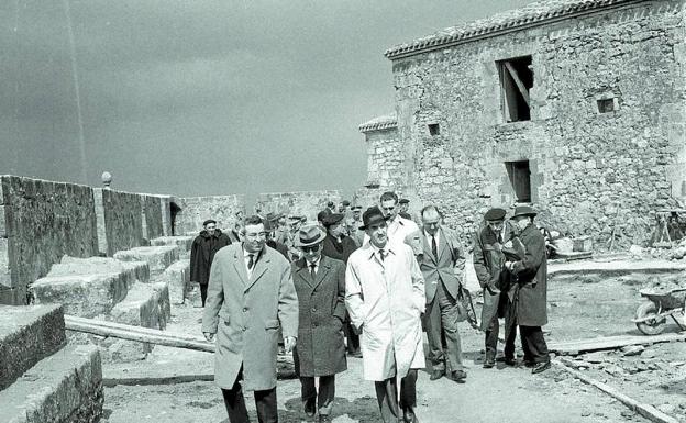 Obras de rehabilitación del castillo de la Mota, previas al verano de 1963. 