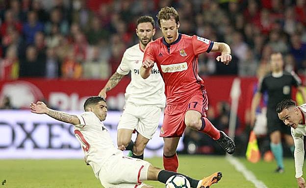 Zurutuza salva una entrada del sevillista Banega en el duelo de la pasada temporada en el Sánchez Pizjuán.