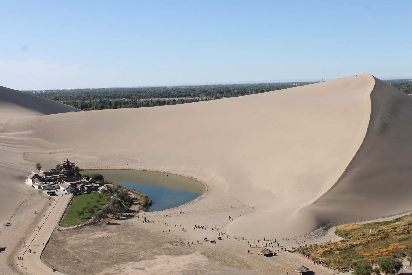 La ciudad china de Dunhuang, a las puertas del desierto de Gobi, fue refugio para los viajeros que comerciaron entre Oriente y Occidente hace miles de años y lograron un intercambio cultural único que dejó su mayor huella en las cuevas de Mogao, una cápsula del tiempo de las Rutas de la Seda. En la imagen, a los pies de dunas gigantescas, el lago de la Luna Creciente fue un fértil oasis que convirtió a Dunhuang en uno de los principales puntos de paso de las Rutas de la Seda y parada obligatoria para los comerciantes tras largas travesías con sus camellos por tierras hostiles