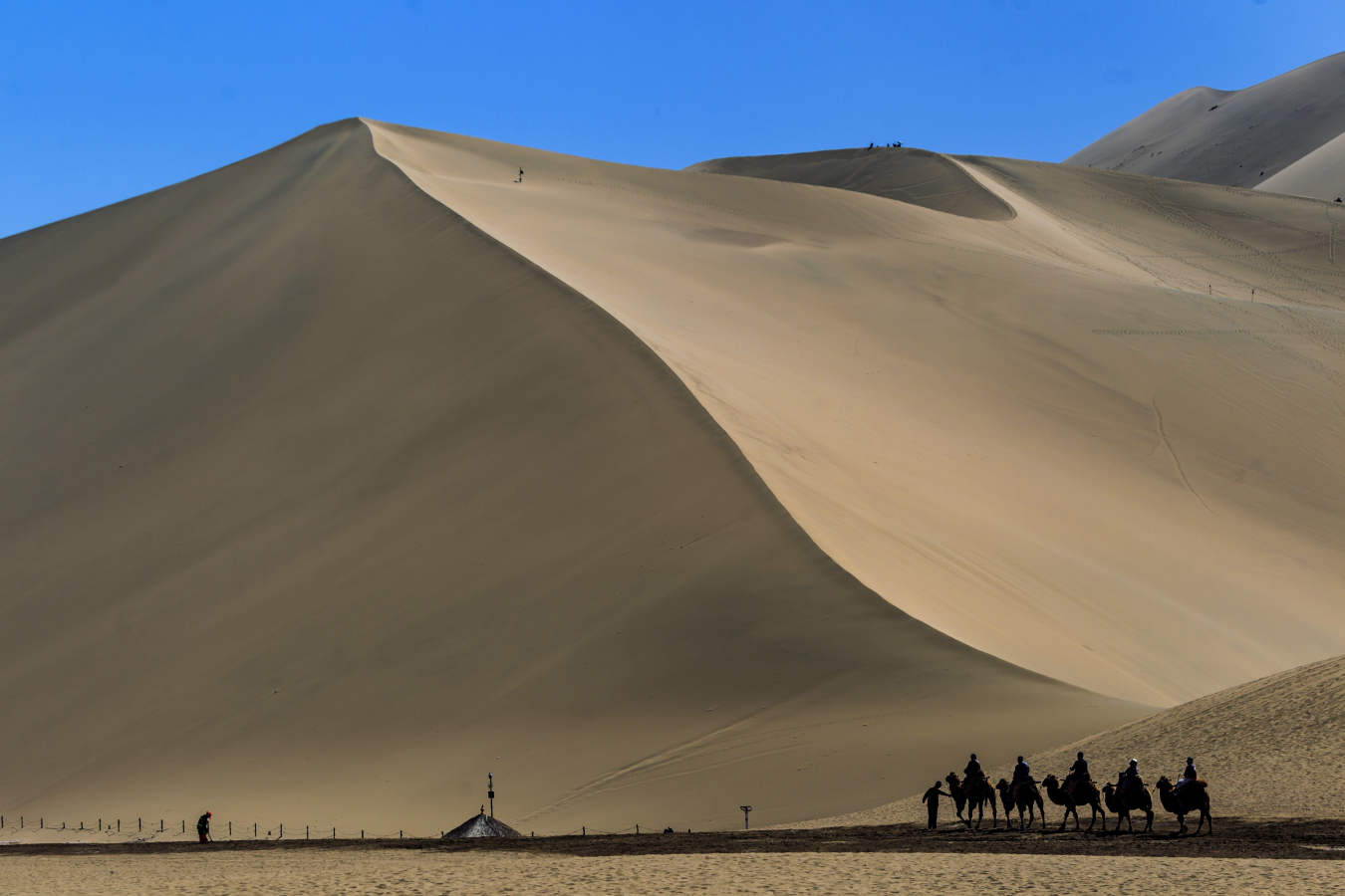 La ciudad china de Dunhuang, a las puertas del desierto de Gobi, fue refugio para los viajeros que comerciaron entre Oriente y Occidente hace miles de años y lograron un intercambio cultural único que dejó su mayor huella en las cuevas de Mogao, una cápsula del tiempo de las Rutas de la Seda. En la imagen, a los pies de dunas gigantescas, el lago de la Luna Creciente fue un fértil oasis que convirtió a Dunhuang en uno de los principales puntos de paso de las Rutas de la Seda y parada obligatoria para los comerciantes tras largas travesías con sus camellos por tierras hostiles