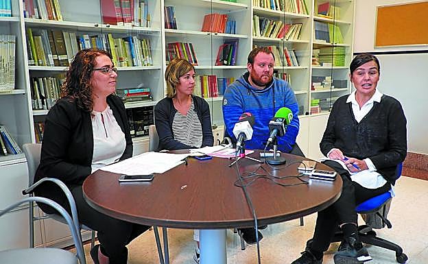 Mónica Martínez, Miren Tolosa, Beñat Alzaga eta Sara Roura, atzoko prentsaurrekoan. 