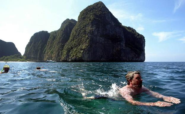 Tailandia cierra indefinidamente 'The Beach', famosa por la película de Di Caprio