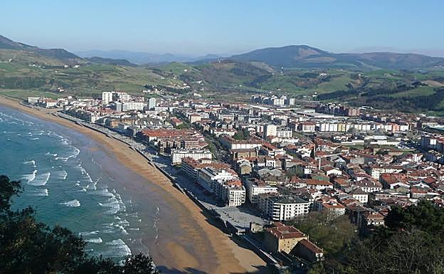 Muchas viviendas de primera línea en Zaratuz están vacías gran parte del año. 