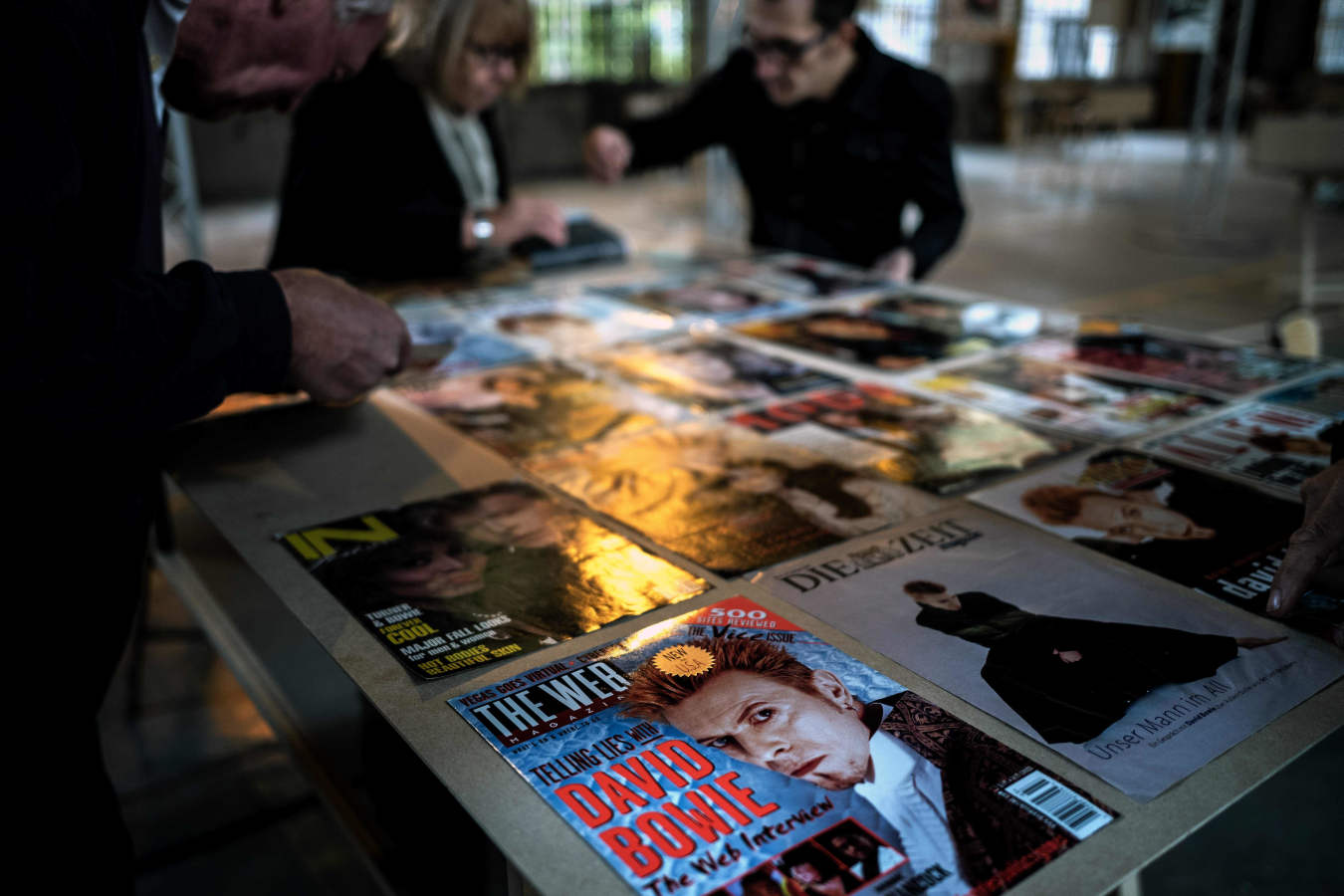 El icónico artista londinense falleció de un cáncer a los 69 años. Nadie como Bowie conjugó con tanta naturalidad un talento arrollador y un innegable magnetismo comercial con grandes dotes transgresoras. Ahora en la galería Saint Etienne quiere recordar al músico con una exhibición con más de 600 objetos en torno a David Bowie, algunos nunca publicados. 