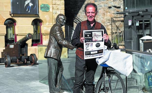 Pedaleando. Juan Carlos Irizar, con el cartel de la presentación de su disco, ayer en la entrada del Aquarium de San Sebastián. 