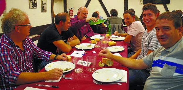 Los organizadores, José Arandia con la txapela y algunos socios veteranos, como los Bastida o Irizar, ejerciendo de jurado junto a nuevas generaciones.
