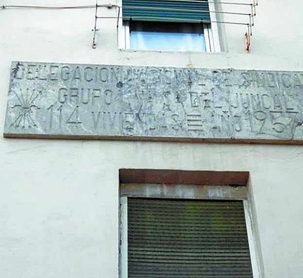 Viviendas. Placa de piedra de las casas del Grupo Juncal. 