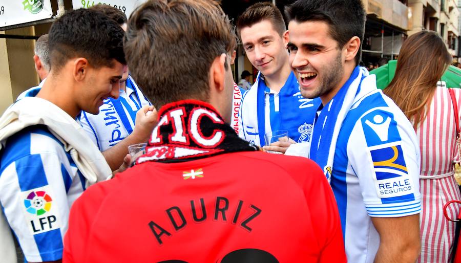 El buen ambiente ha reinado este viernes en las calles de Bilbao en las horas previas al derbi entre la Real Sociedad y el Athletic en San Mamés.