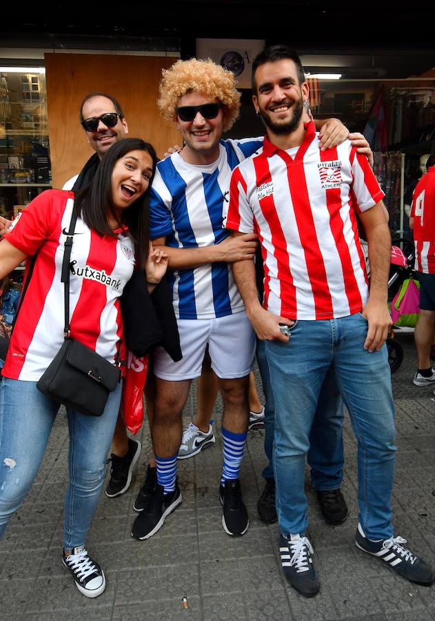 El buen ambiente ha reinado este viernes en las calles de Bilbao en las horas previas al derbi entre la Real Sociedad y el Athletic en San Mamés.