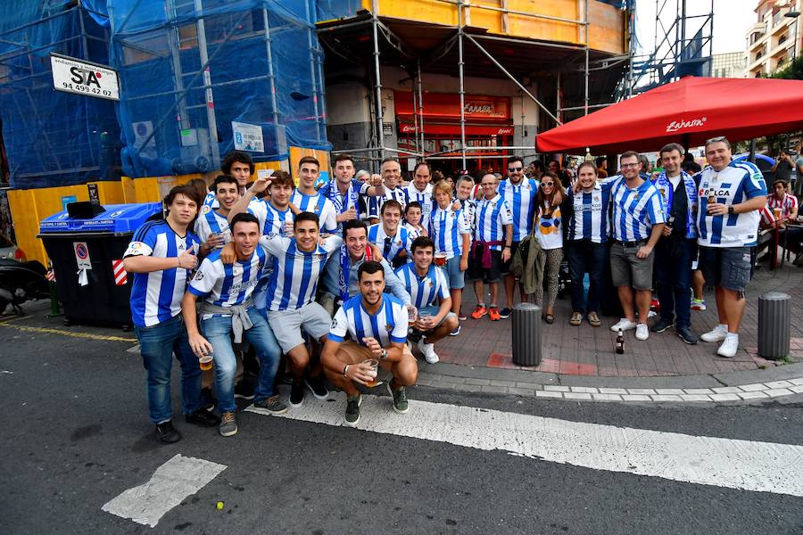 El buen ambiente ha reinado este viernes en las calles de Bilbao en las horas previas al derbi entre la Real Sociedad y el Athletic en San Mamés.