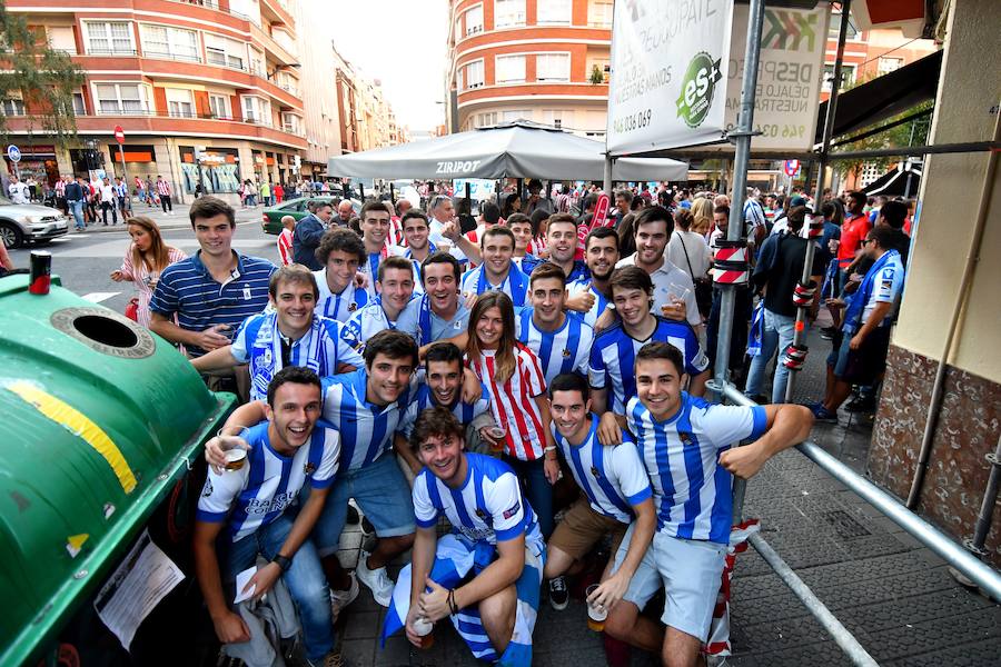 El buen ambiente ha reinado este viernes en las calles de Bilbao en las horas previas al derbi entre la Real Sociedad y el Athletic en San Mamés.