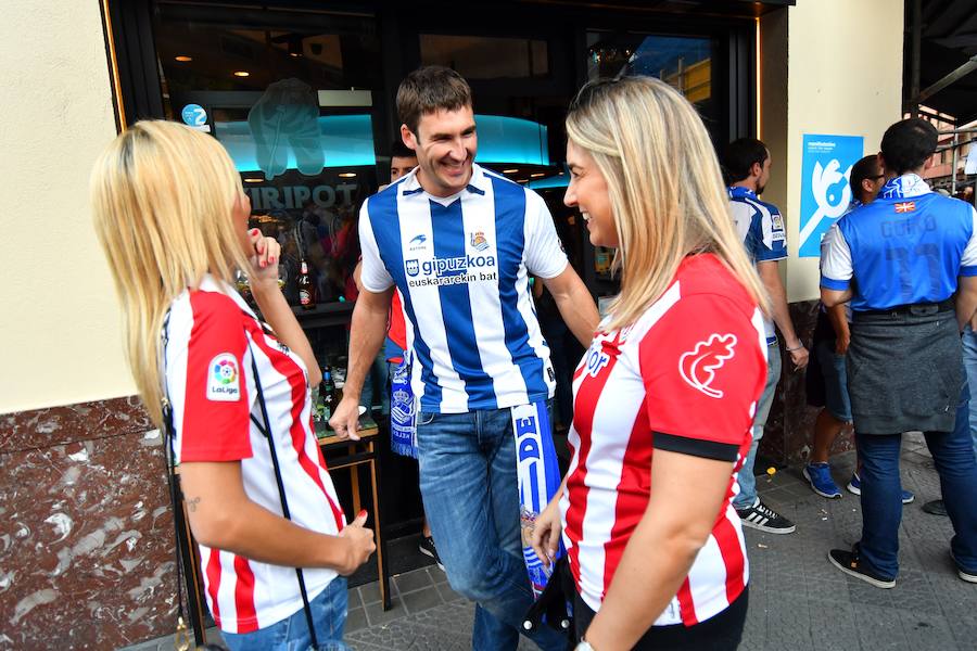 El buen ambiente ha reinado este viernes en las calles de Bilbao en las horas previas al derbi entre la Real Sociedad y el Athletic en San Mamés.