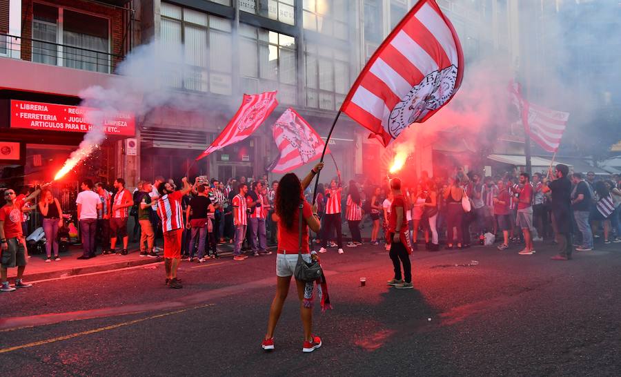El buen ambiente ha reinado este viernes en las calles de Bilbao en las horas previas al derbi entre la Real Sociedad y el Athletic en San Mamés.