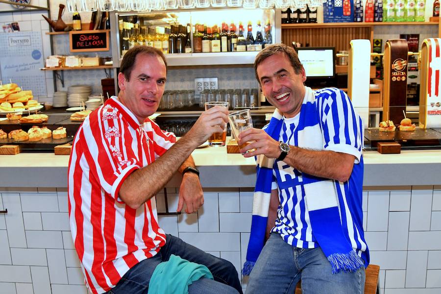 El buen ambiente ha reinado este viernes en las calles de Bilbao en las horas previas al derbi entre la Real Sociedad y el Athletic en San Mamés.