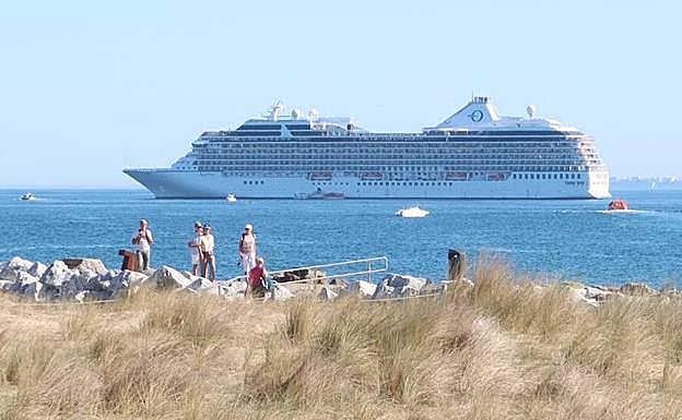 Otra imagen del crucero desde la costa, desde donde los curiosos han podido hacer fotografías. 