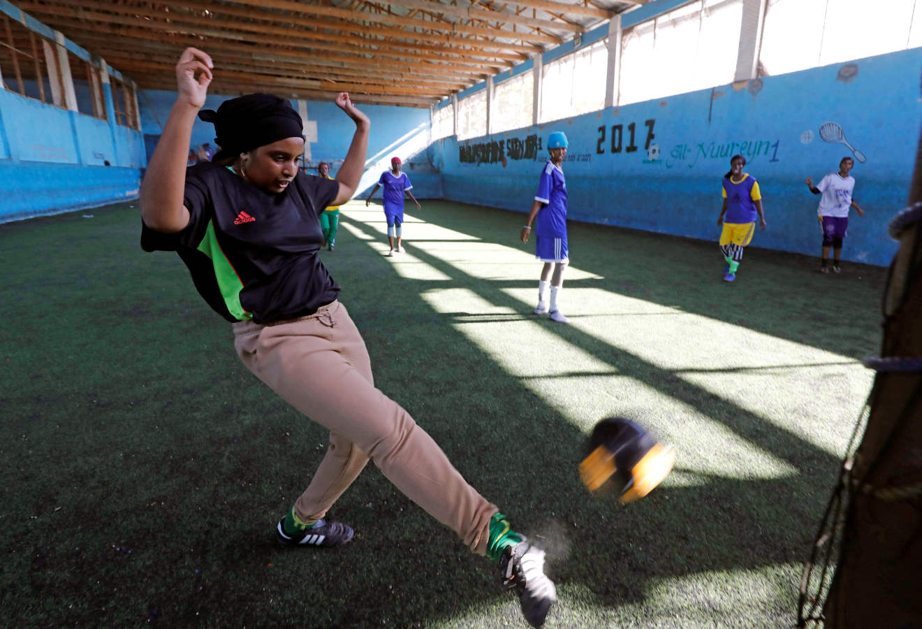 En Somalia es tabú que las mujeres aparezcan en público con pantalones cortos o camisetas porque existe la creencia de que la ropa deportiva no es adecuada para ellas. Pero las futbolistas del «Golden Girls Football Center», el primer club de fútbol femenino del país, entrenan en un gimnasio cubierto de Mogadiscio, dispuestas a acabar con miedos y desafiar prejuicios y discriminaciones, con la esperanza de representar a su país en algún campeonato internacional.