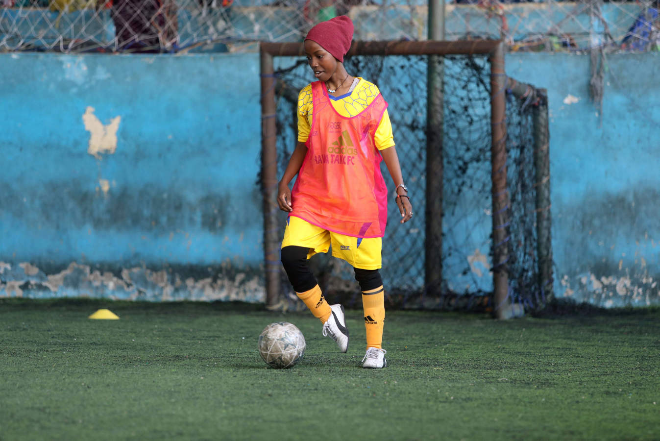 En Somalia es tabú que las mujeres aparezcan en público con pantalones cortos o camisetas porque existe la creencia de que la ropa deportiva no es adecuada para ellas. Pero las futbolistas del «Golden Girls Football Center», el primer club de fútbol femenino del país, entrenan en un gimnasio cubierto de Mogadiscio, dispuestas a acabar con miedos y desafiar prejuicios y discriminaciones, con la esperanza de representar a su país en algún campeonato internacional.