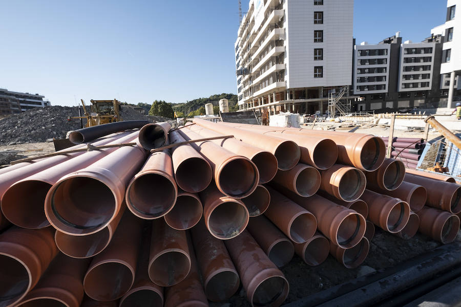 Este mes se entregan las llaves de las primeras 60 viviendas del barrio donostiarra de Txomin Berria, correspondientes al Ayuntamiento de San Sebastián y a la UTE Txomin liderada por Amenabar. El consistorio prevé que antes de fin de año se entreguen un total de 247 viviendas y el próximo año otras 363