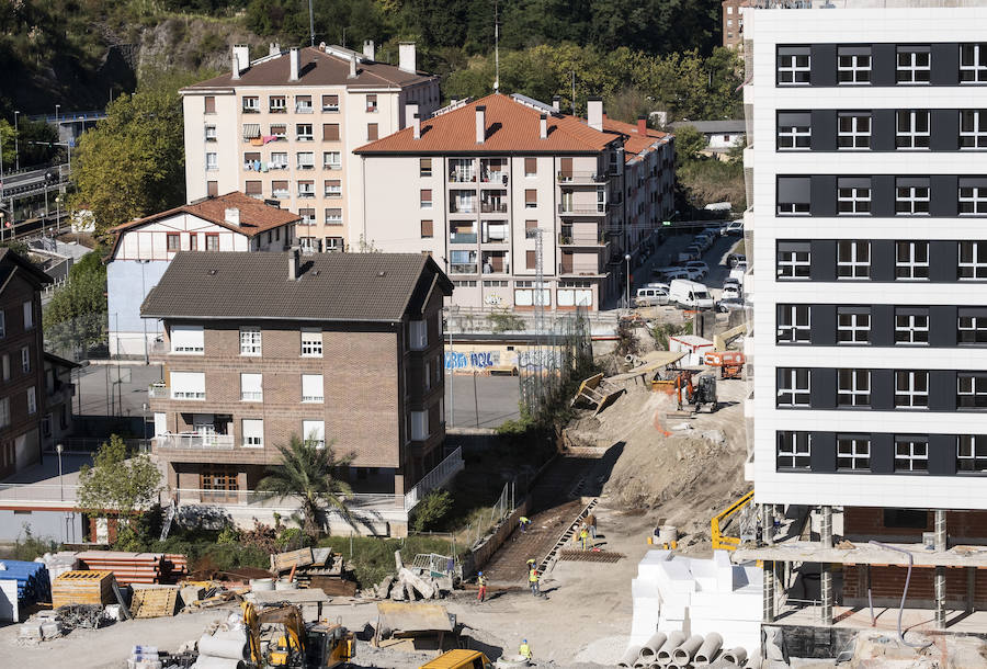 Este mes se entregan las llaves de las primeras 60 viviendas del barrio donostiarra de Txomin Berria, correspondientes al Ayuntamiento de San Sebastián y a la UTE Txomin liderada por Amenabar. El consistorio prevé que antes de fin de año se entreguen un total de 247 viviendas y el próximo año otras 363