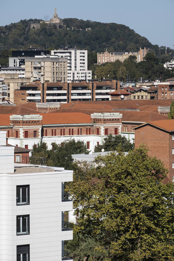 Este mes se entregan las llaves de las primeras 60 viviendas del barrio donostiarra de Txomin Berria, correspondientes al Ayuntamiento de San Sebastián y a la UTE Txomin liderada por Amenabar. El consistorio prevé que antes de fin de año se entreguen un total de 247 viviendas y el próximo año otras 363