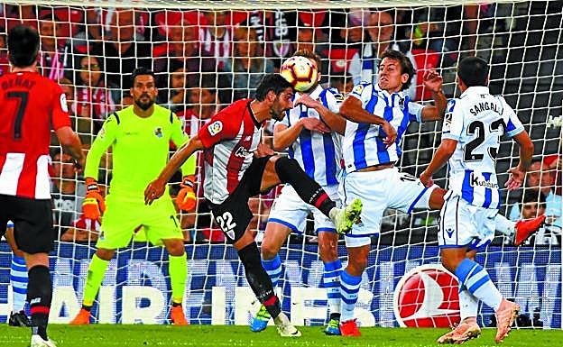Seguridad. Raúl García trata de rematar un balón a media altura, bien cerrado por Illarramendi y Oyarzabal. 
