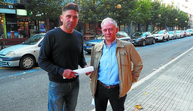 Zona azul. Mikel Serrano y Ramón Iturrioz en la calle Legazpi, una de las afectadas por la medida de estacionamiento limitado. 