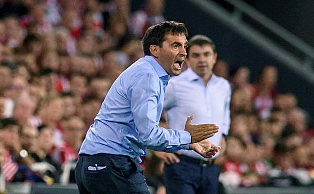 Garitano da instrucciones durante el derbi. 