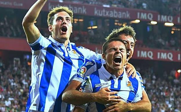 Sangalli celebra el 1-2 con Bautista y Oyarzabal. 