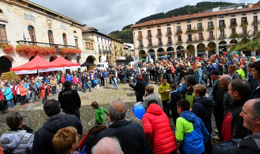 Kilometroak ha traído la fiesta de las ikastolas de Gipuzkoa a Zumarraga y Urretxu. Un circuito de 5,9 km que ha recorrido ambas localidades con cuatro áreas que han dado cabida a un sinfín de actividades. A pesar de la lluvia, ha habido fiesta a tope bajo el lema 'Zubiak batuz'.