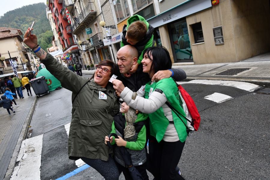 Kilometroak ha traído la fiesta de las ikastolas de Gipuzkoa a Zumarraga y Urretxu. Un circuito de 5,9 km que ha recorrido ambas localidades con cuatro áreas que han dado cabida a un sinfín de actividades. A pesar de la lluvia, ha habido fiesta a tope bajo el lema 'Zubiak batuz'.