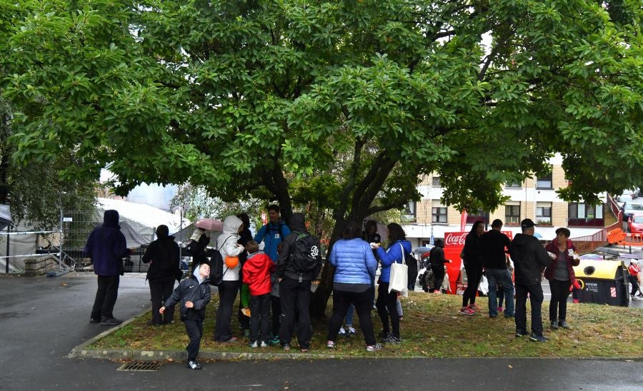 Kilometroak ha traído la fiesta de las ikastolas de Gipuzkoa a Zumarraga y Urretxu. Un circuito de 5,9 km que ha recorrido ambas localidades con cuatro áreas que han dado cabida a un sinfín de actividades. A pesar de la lluvia, ha habido fiesta a tope bajo el lema 'Zubiak batuz'.