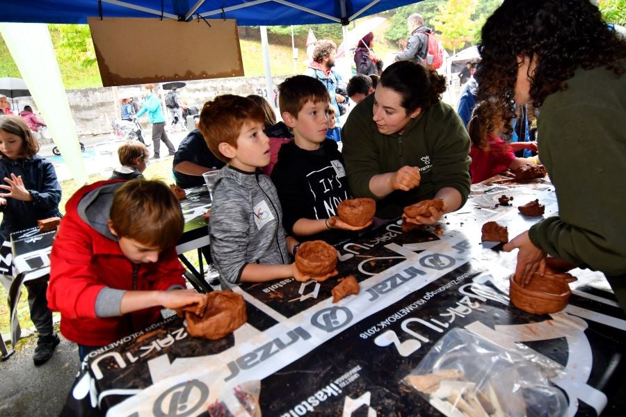 Kilometroak ha traído la fiesta de las ikastolas de Gipuzkoa a Zumarraga y Urretxu. Un circuito de 5,9 km que ha recorrido ambas localidades con cuatro áreas que han dado cabida a un sinfín de actividades. A pesar de la lluvia, ha habido fiesta a tope bajo el lema 'Zubiak batuz'.