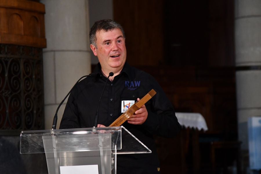 Kilometroak ha traído la fiesta de las ikastolas de Gipuzkoa a Zumarraga y Urretxu. Un circuito de 5,9 km que ha recorrido ambas localidades con cuatro áreas que han dado cabida a un sinfín de actividades. A pesar de la lluvia, ha habido fiesta a tope bajo el lema 'Zubiak batuz'.