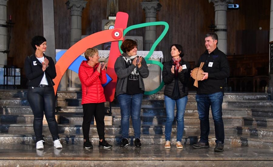 Kilometroak ha traído la fiesta de las ikastolas de Gipuzkoa a Zumarraga y Urretxu. Un circuito de 5,9 km que ha recorrido ambas localidades con cuatro áreas que han dado cabida a un sinfín de actividades. A pesar de la lluvia, ha habido fiesta a tope bajo el lema 'Zubiak batuz'.