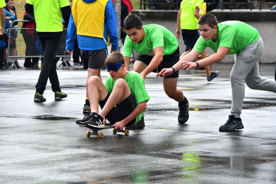 Kilometroak ha traído la fiesta de las ikastolas de Gipuzkoa a Zumarraga y Urretxu. Un circuito de 5,9 km que ha recorrido ambas localidades con cuatro áreas que han dado cabida a un sinfín de actividades. A pesar de la lluvia, ha habido fiesta a tope bajo el lema 'Zubiak batuz'.