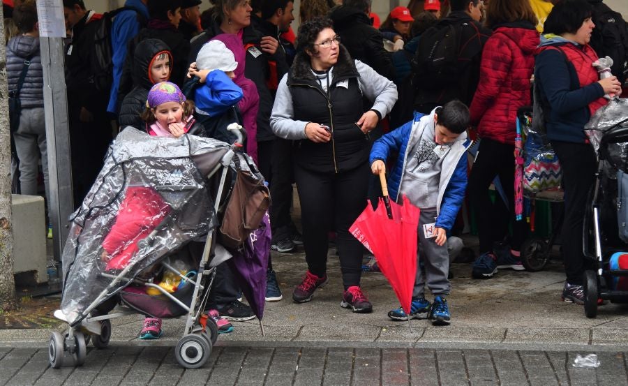 Kilometroak ha traído la fiesta de las ikastolas de Gipuzkoa a Zumarraga y Urretxu. Un circuito de 5,9 km que ha recorrido ambas localidades con cuatro áreas que han dado cabida a un sinfín de actividades. A pesar de la lluvia, ha habido fiesta a tope bajo el lema 'Zubiak batuz'.