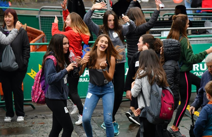 Kilometroak ha traído la fiesta de las ikastolas de Gipuzkoa a Zumarraga y Urretxu. Un circuito de 5,9 km que ha recorrido ambas localidades con cuatro áreas que han dado cabida a un sinfín de actividades. A pesar de la lluvia, ha habido fiesta a tope bajo el lema 'Zubiak batuz'.