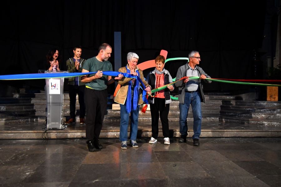 Kilometroak ha traído la fiesta de las ikastolas de Gipuzkoa a Zumarraga y Urretxu. Un circuito de 5,9 km que ha recorrido ambas localidades con cuatro áreas que han dado cabida a un sinfín de actividades. A pesar de la lluvia, ha habido fiesta a tope bajo el lema 'Zubiak batuz'.